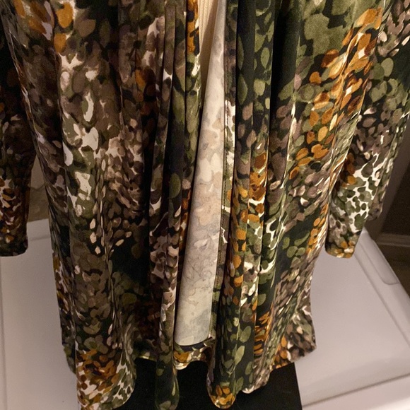 Serengeti waterfall top size XL top elastic around the neck to 1/2 way Down - Picture 3 of 10